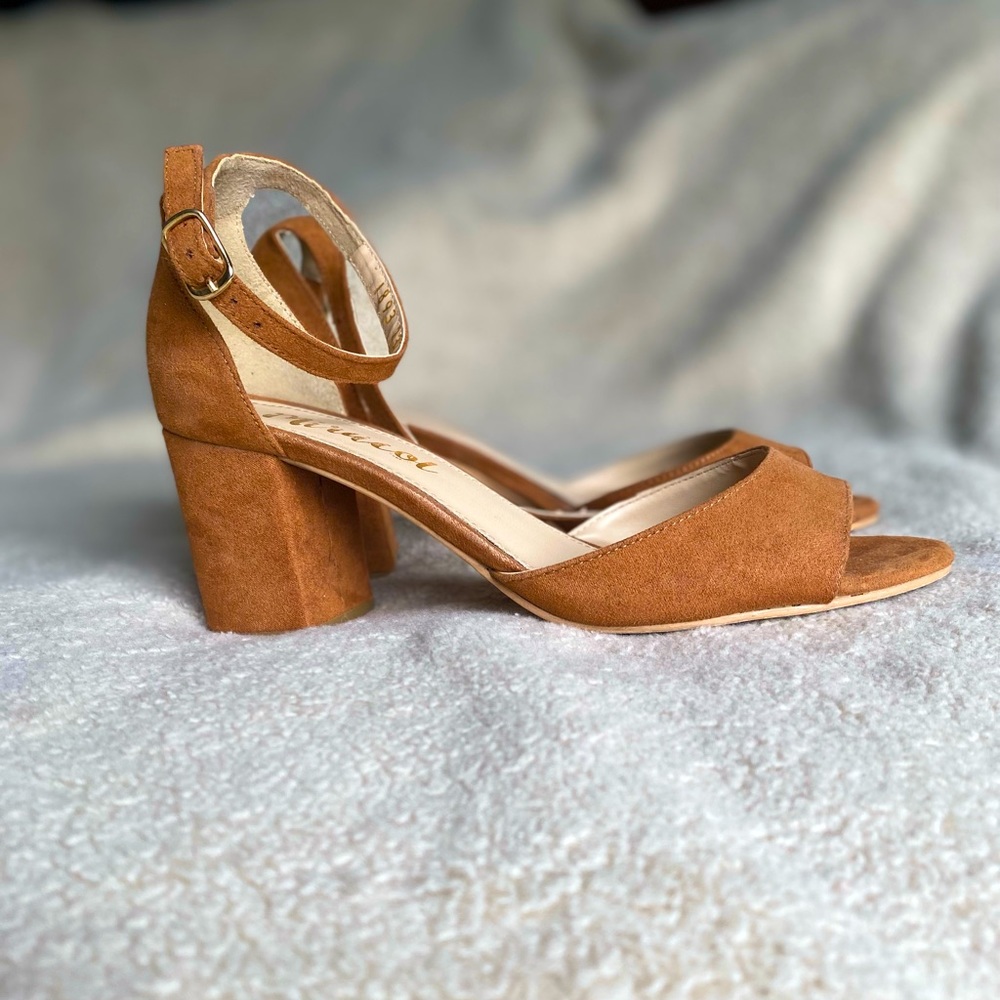 Heeled pump sandals brown mustard color.